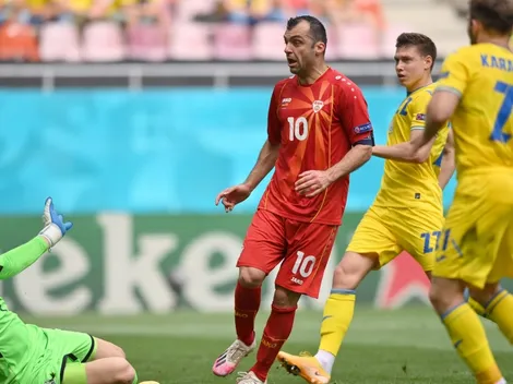 Ucrania de Shevchenko triunfa y se mete en la pelea