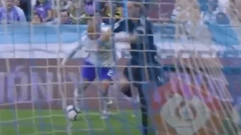 Suazo no pudo seguir en la cancha por los golpes de Ramos