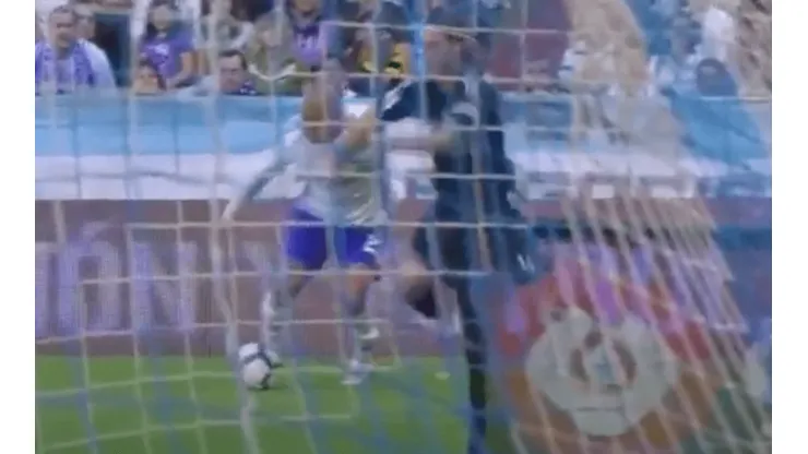 Suazo no pudo seguir en la cancha por los golpes de Ramos