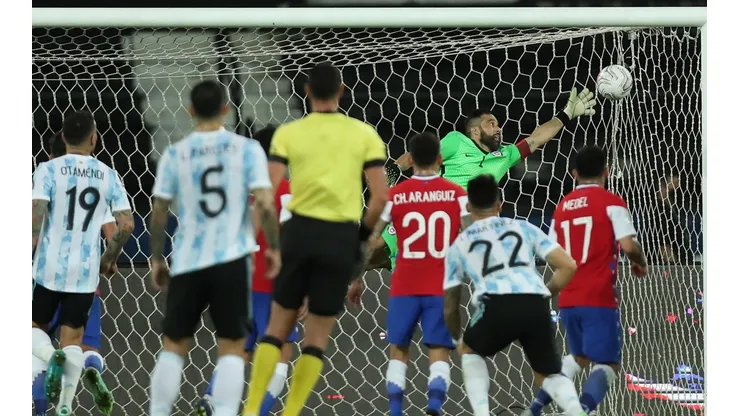 Bravo estuvo a punto de atajar el tiro libre de Messi