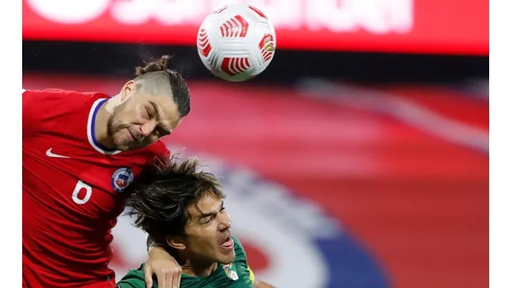 Francisco Sierralta no estará ni en el banquillo ante Argentina.