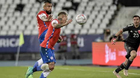 Vargas se anticipó a todos para marcar de cabeza tras el penal que falló Vidal