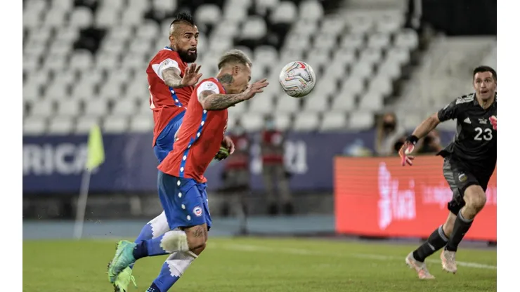 Vargas se anticipó a todos para marcar de cabeza tras el penal que falló Vidal