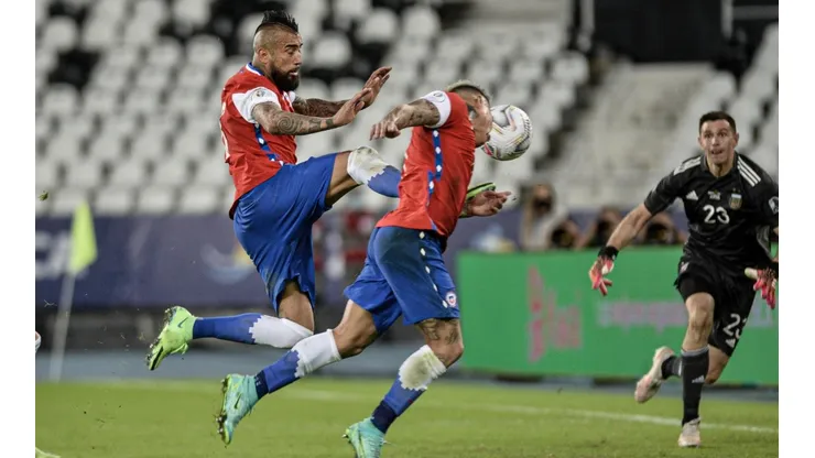 Edu Vargas se adelantó hasta a Vidal y puso el gol del 1-1 para Chile contra Argentina.