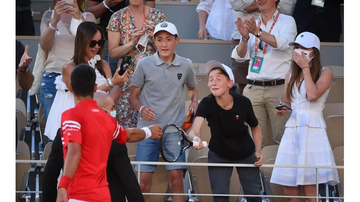 El momento en que Djokovic le entrega la raqueta a un niño
