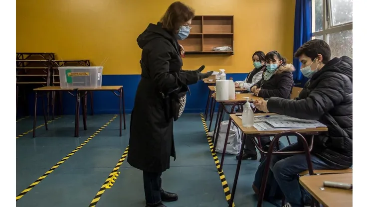 ¿Puedo ir a votar a otra región y qué documentos debo presentar?