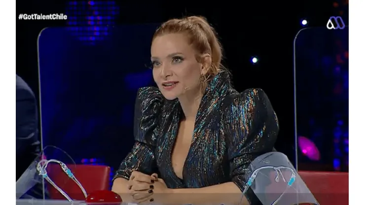La cantante se unió en la etapa final del programa junto al periodista.