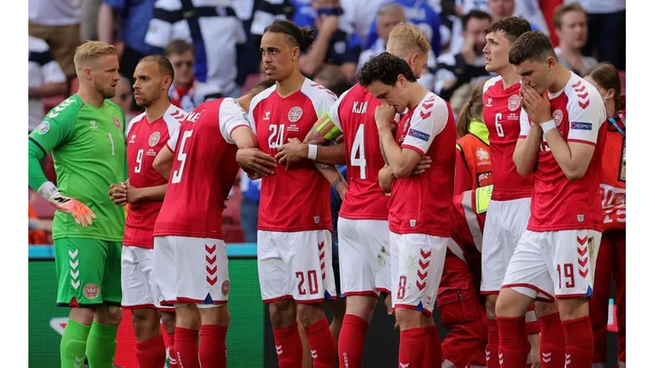 Los jugadores de Dinamarca y Finlandia se retiraron de la cancha y el partido fue suspendido.