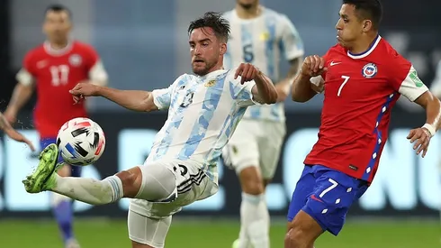 Nicolás Tagliafico, en la imagen en la custodia de Alexis Sánchez, es una de las interrogantes de Argentina para enfrentarse a Chile por la Copa América Brasil 2021