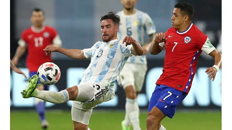 Nicolás Tagliafico, en la imagen en la custodia de Alexis Sánchez, es una de las interrogantes de Argentina para enfrentarse a Chile por la Copa América Brasil 2021