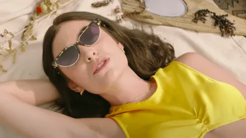 Lorde en el video de su nueva canción Solar Power, mismo tema que le otorga el nombre a su nuevo disco.