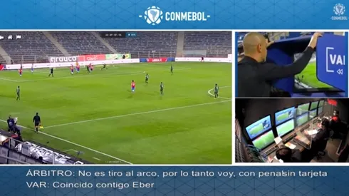Eber Aquino revisa la acción del penal en las imágenes del VAR y determina el cobro de penal para Bolivia