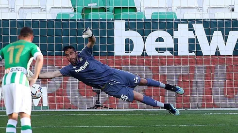 Aseguran que Claudio Bravo pudo ser arquero del Sevilla antes que del Betis