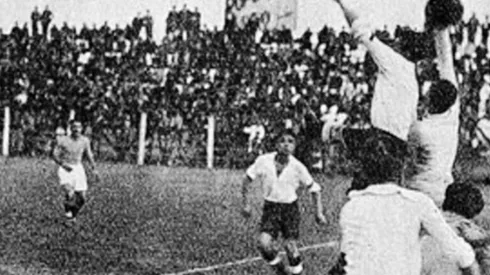 Colo Colo vs. U. de Chile en 1935, el primer superclásico del fútbol nacional cuando aún no pensaba ser derbi.