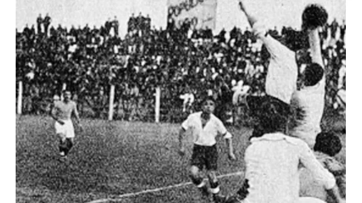 Colo Colo vs. U. de Chile en 1935, el primer superclásico del fútbol nacional cuando aún no pensaba ser derbi.