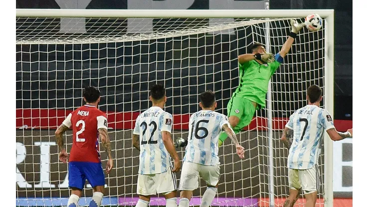 Claudio Bravo vuela para evitar un golazo de Messi en el empate de Chile contra Argentina.