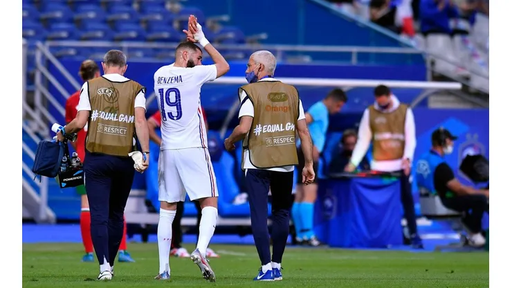 Karim Benzema salió por sus propios medios ante Bulgaria.