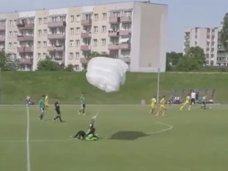 ¡Surreal! Aterriza un paracaidista y árbitro le saca amarilla