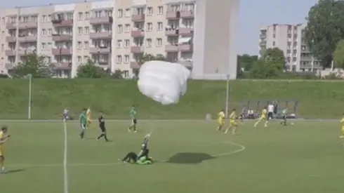 El paracaidista tuvo que aterrizar en la cancha de fútbol de emergencia
