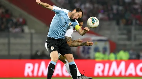 El defensor uruguayo tuvo un gran gesto con los utileros de Uruguay antes del partido con Venezuela.