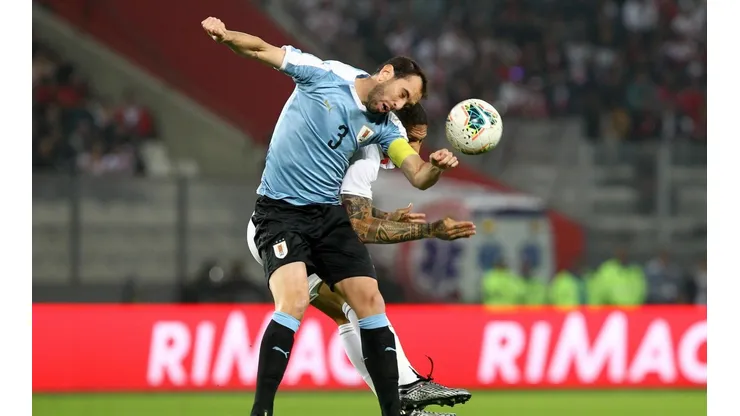 El defensor uruguayo tuvo un gran gesto con los utileros de Uruguay antes del partido con Venezuela.