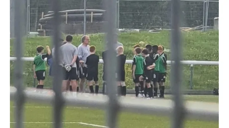 Marcelo Bielsa en el entrenamiento de la sub 11 del Leeds