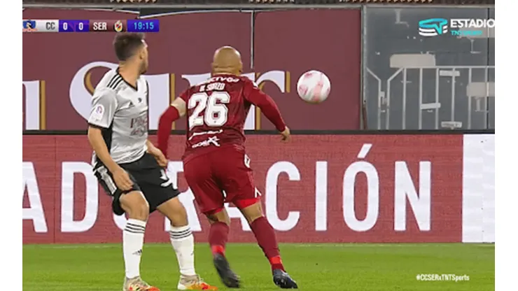 Chupete Suazo sintió molestias y se retiró de la cancha