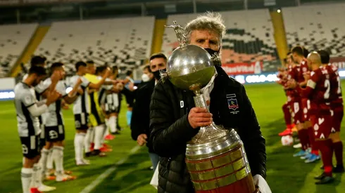 Daniel Morón, copa en mano, encabezó a los campeones de la Libertadores 1991 en el pasillo de Colo Colo y La Serena.