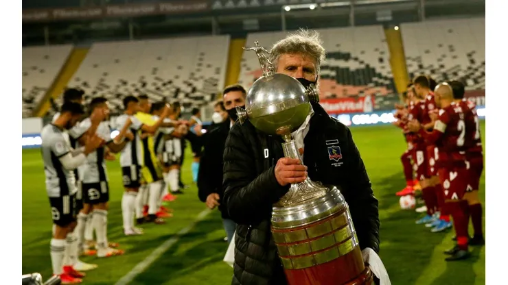 Daniel Morón, copa en mano, encabezó a los campeones de la Libertadores 1991 en el pasillo de Colo Colo y La Serena.