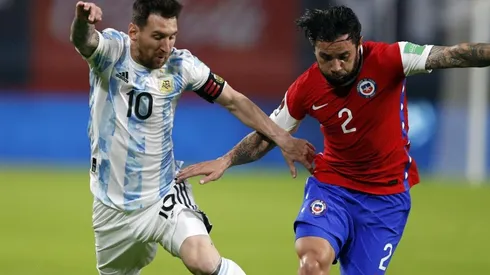 Claudio Bravo respaldó el regreso de Eugenio Mena a la selección chilena.