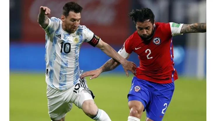 Claudio Bravo respaldó el regreso de Eugenio Mena a la selección chilena.
