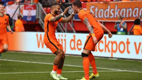 Depay celebra uno de los goles en la victoria de Holanda