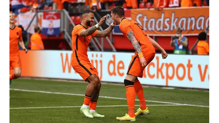 Depay celebra uno de los goles en la victoria de Holanda
