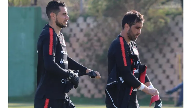 Claudio Bravo considera que Gabriel Arias tiene calidad para atajar en Europa.