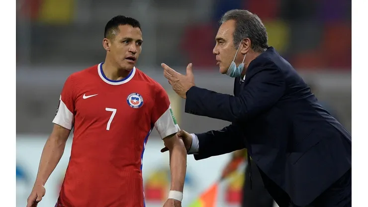Martín Lasarte ensaya fórmulas para Chile vs Bolivia: una incluye a Alexis Sánchez de puntero y otra en zona de volantes ofensivos enganchado.