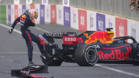 Verstappen no aguantó la rabia y golpeó su auto
