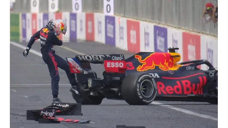 Verstappen no aguantó la rabia y golpeó su auto