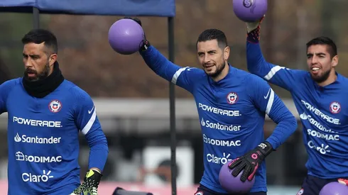 Claudio Bravo con los arqueros de la Roja