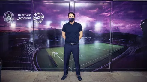 El DT campeón con la UC arribó a México tras su paso por el KAS Eupen de Bélgica.