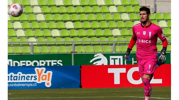 Dituro se lució sacando al menos tres balones de gol del arco de los Cruzados.