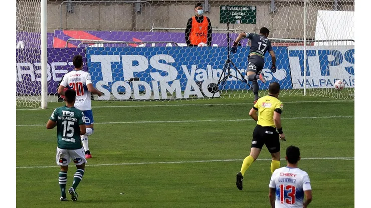Cornejo abrió la cuenta para la UC en el segundo tiempo del partido en Valparaíso.