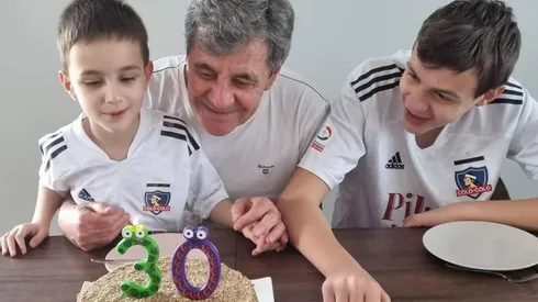 Mirko Jozic celebra junto a sus nietos el histórico día para los colocolinos