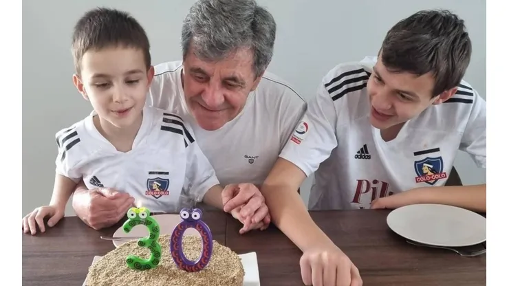 Mirko Jozic celebra junto a sus nietos el histórico día para los colocolinos