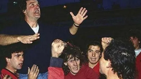 Bielsa festeja en La Bombonera el título logrado en 1991