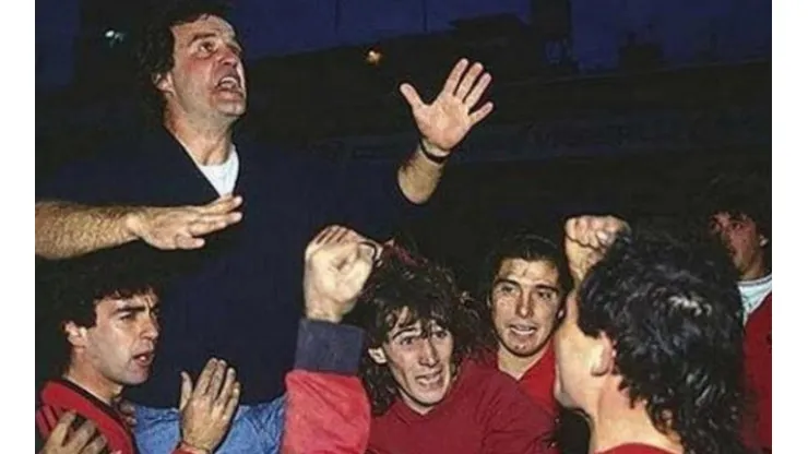 Bielsa festeja en La Bombonera el título logrado en 1991