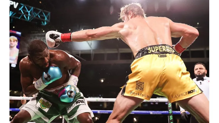 Floyd Mayweather haciendo gala de su velocidad aún a los 44 años ante el youtuber Logan Paul.