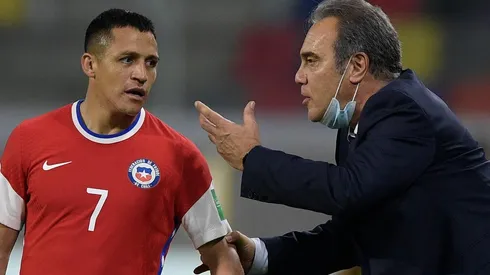 Martín Lasarte con Alexis Sánchez en el partido de Chile ante Argentina.