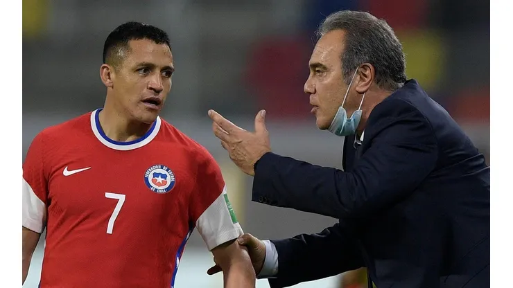 Martín Lasarte con Alexis Sánchez en el partido de Chile ante Argentina.