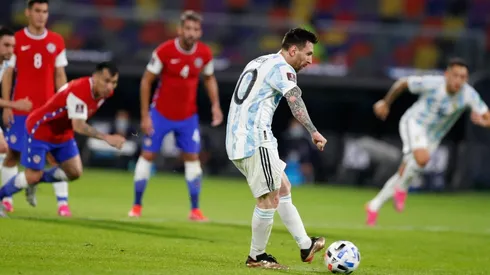 Lionel Messi abrió la cuenta para Argentina contra Chile.