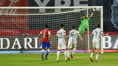 Claudio Bravo fue figura en Santiago del Estero